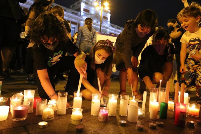 Varias personas participan en una concentración feminista en la Puerta del Sol en repulsa por "todos los feminicidios", a 11 de junio de 2021, en Madrid (España). Esta es una de las protestas feministas que se han convocado hoy, un día después de que la