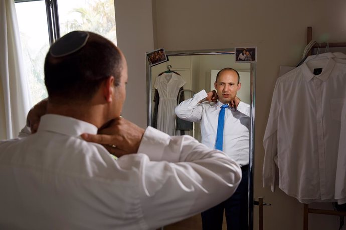 Archivo - EXCLUSIVE: March 28, 2019 - Raanana, Israel: Naftali Bennett at home getting dressed. Naftali Bennett is an Israeli politician who led the Jewish Home party between 2012 and 2018. He has served as Israel's Minister of Education since 2015, and