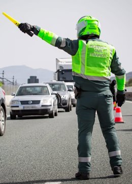 Un agente de la Guardia Civil regulando el tráfico