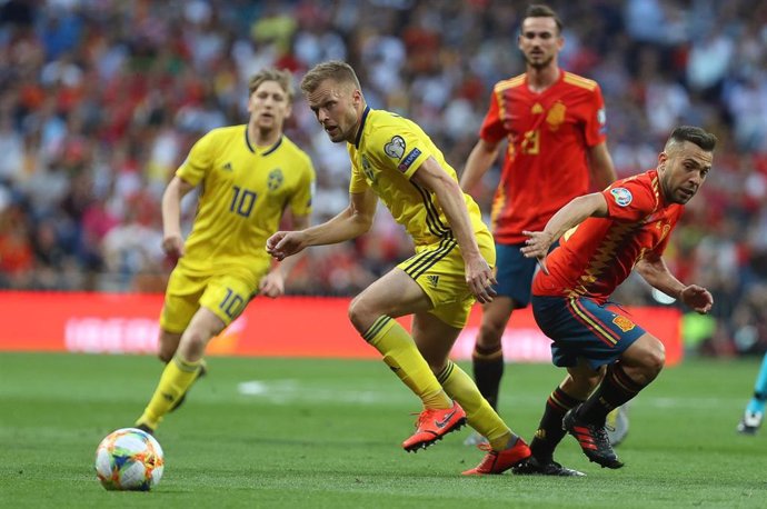 Archivo - Jordi Alba y Viktor Claesson pugnan por un balón en el España-Suecia de la fase de clasificación para la EURO 2020