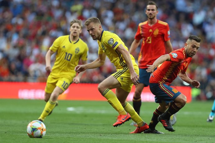 Archivo - Jordi Alba of Spain and Viktor Claesson of Sweden during the UEFA Euro 2020 Qualifying Group F football match between Spain and Sweden on June 10, 2019 at Santiago Bernabeu stadium in Madrid, Spain - Photo Laurent Lairys / DPPI
