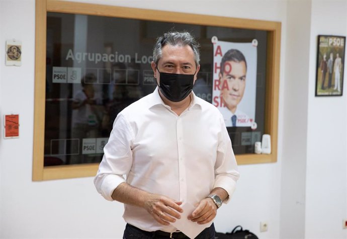 El alcalde de Sevilla, Juan Espadas, vota en las primarias del PSOE-A en las que aspira a convertirse en el candidato del partido a la Presidencia de la Junta en las próximas elecciones autonómicas, a 13 de junio de 2021, en Sevilla (Andalucía, España).