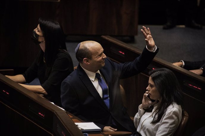 13 June 2021, Israel, Jerusalem: Naftali Bennett (C), who is set to become Israel's new Prime Minister, attends a session at the Israeli Parliament (Knesset), which has convened to vote on the country's next government, a fragile coalition of eight part