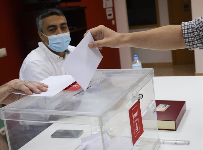 Un militante del PSOE-A ejerce el derecho al voto en Sevilla en las primarias del partido para elegir entre Susana Díaz, Juan Espadas y Luis Ángel Hierro al candidato a la Presidencia de la Junta en las próximas elecciones autonómicas