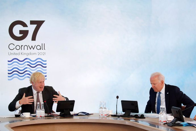 13 June 2021, United Kingdom, Carbis Bay: UK Prime Minister Boris Johnson (L) and US President Joe Biden attend a plenary session as part of the G7 Summit. Photo: Phil Noble/PA Wire/dpa