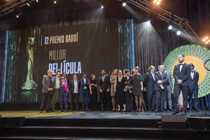 Archivo - Elenco de la película  'Els dies que vindran' recibe el premio Gaudí a la mejor película, durante la entrega de los XII Premios Gaudí que concede la Academia del Cine Catalán, en Barcelona (España), a 19 de enero de 2020.