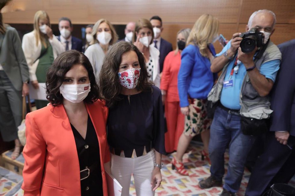 La presidenta en funciones de la Comunidad de Madrid, Isabel Díaz Ayuso (i) y la nueva presidenta de la Asamblea de Madrid, Eugenia Carballedo (d), a su salida del acto de constitución de la Asamblea de Madrid de la XII Legislatura, a 8 de junio de 2021