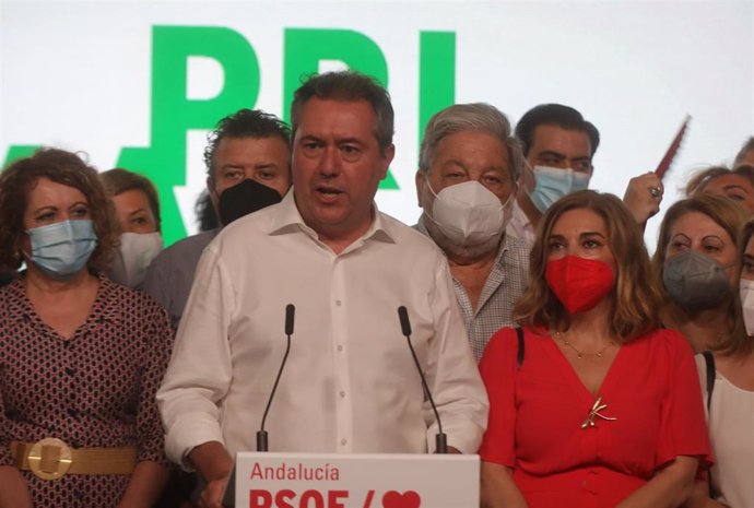 El alcalde de Sevilla, Juan Espadas, ganador de las primarias del PSOE-A, dirigiéndose a los afiliados