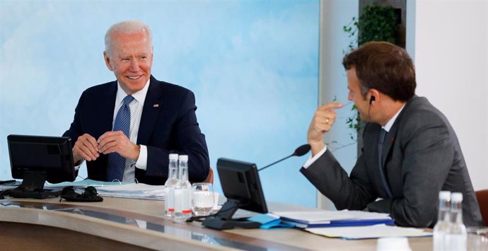 13 June 2021, United Kingdom, Carbis Bay: US President Joe Biden (L) and French President Emmanuel Macron attend a plenary session as part of the G7 Summit. Photo: Phil Noble/PA Wire/dpa