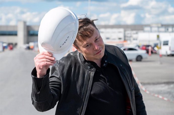 17 May 2021, Brandenburg, Gruenheide: CEO of Tesla Motors Elon Musk visits the construction site of the Tesla factory in Gruenheide. Photo: Christophe Gateau/dpa