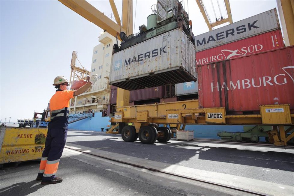 Archivo - Operaciones de estiba durante la escala técnica  de contenedores Nexo Maersk.