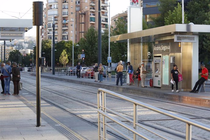 Archivo - Imagen de archivo de una parada del metro de Granada.