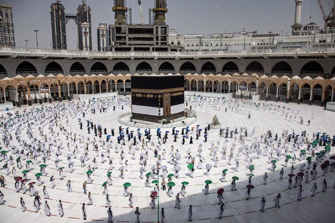 Archivo - Circunvalación de la Kaaba en la Gran Mezquita de La Meca durante la peregrinación