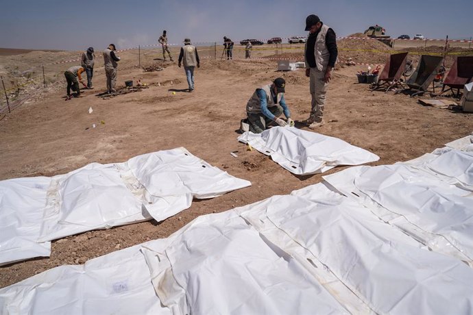 Cuerpos de víctimas del grupo yihadista Estado Islámico exhumados de una fosa común en Irak