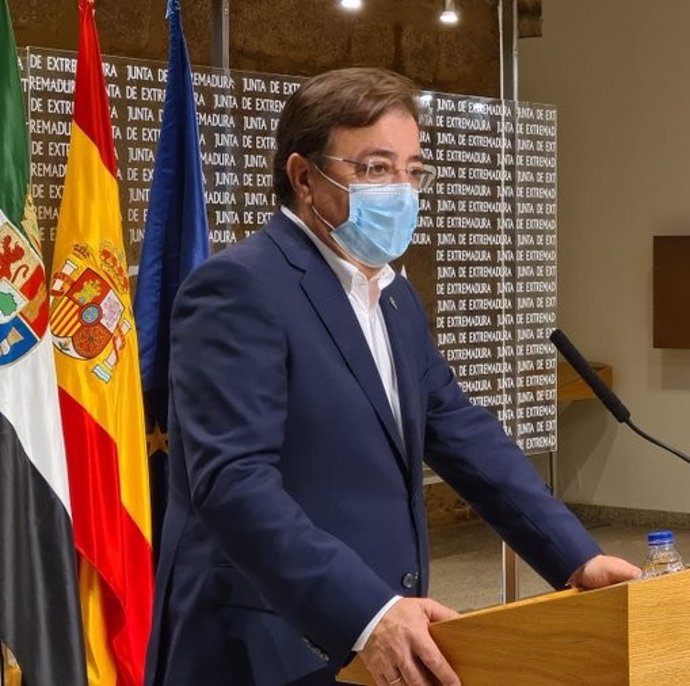 El presidente de la Junta de Extremadura, Guillermo Fernández Vara, en rueda de prensa en Mérida