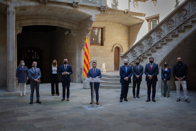 El president de la Generalitat, Pere Aragons, juntament amb els agents socials.