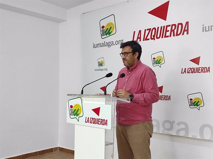 El parlamentario andaluz y coordinador provincial de IU Málaga, Guzmán Ahumada, en rueda de prensa