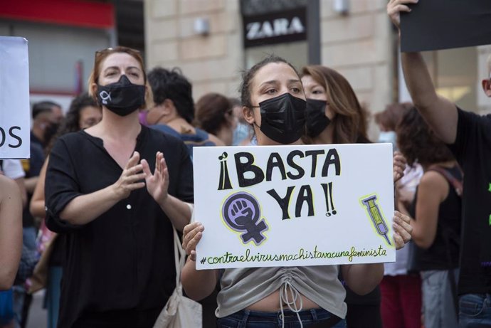 Una mujer con un cartel en el que se lee: `Basta ya, participa en una concentración feminista en la Plaza de la Candelaria en repulsa por "todos los feminicidios", a 11 de junio de 2021, en Santa Cruz de Tenerife, Tenerife, Islas Canarias (España). Esta 