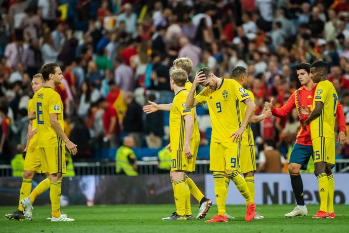 Archivo - Morata saluda a los jugadores suecos tras la victoria por 3-0 en la fase de clasificación para la Eurocopa de 2020