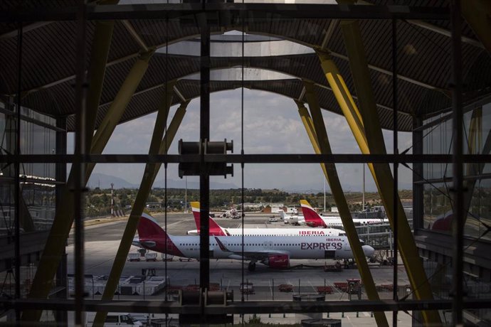 Aviones de Iberia aparcados en la pista de la Terminal T4 del Aeropuerto Adolfo Suárez Madrid-Barajas, a 7 de junio de 2021, en Madrid, (España). 