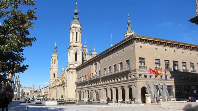 Archivo - Plaza del Pilar, con la sede del Ayuntamiento de Zaragoza a la derecha.