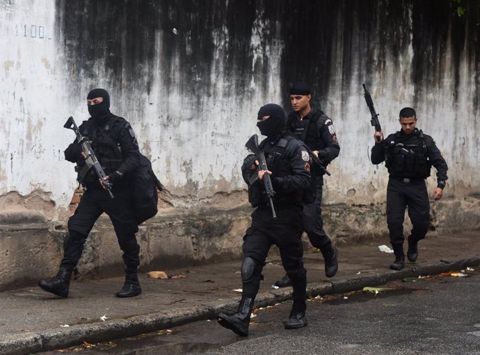 Archivo - 14 August 2019, Brazil, Rio De Janeiro: Soldiers hold their weapons during an operation of the military police in Mangueira after an exchange of fire on the morning. Photo: Fabio Teixeira/ZUMA Wire/dpa