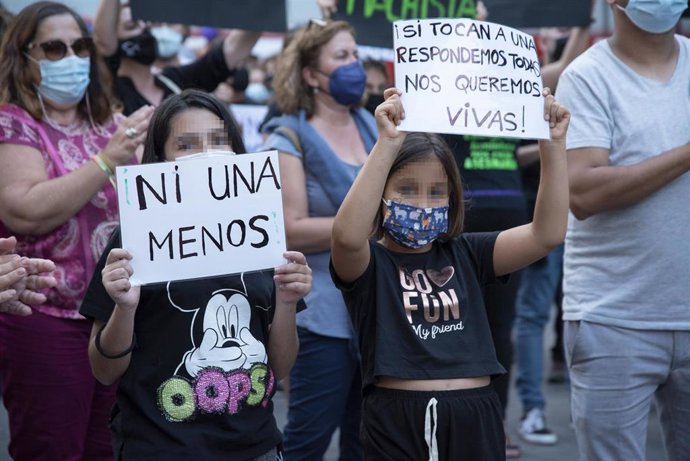 Dos niñas, participan en una concentración feminista en la Plaza de la Candelaria en repulsa por "todos los feminicidios", a 11 de junio de 2021