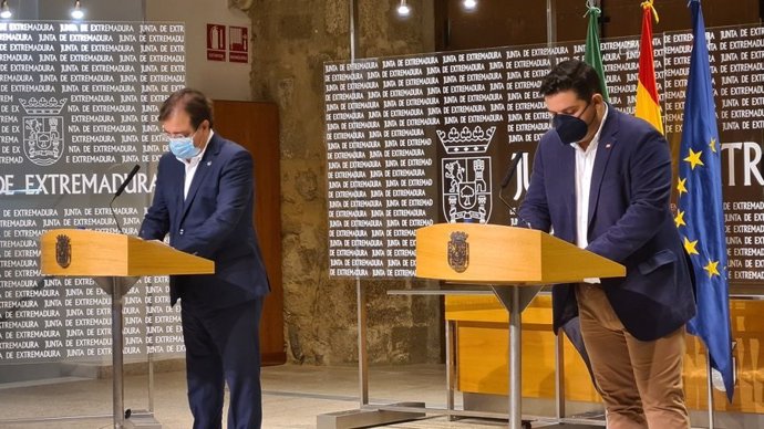 El presidente de la Junta, Guillermo Fernández Vara, y el presidente de Cruz Roja Extremadura, Jesús Palo Tiburcio, en la firma de un convenio marco de colaboración