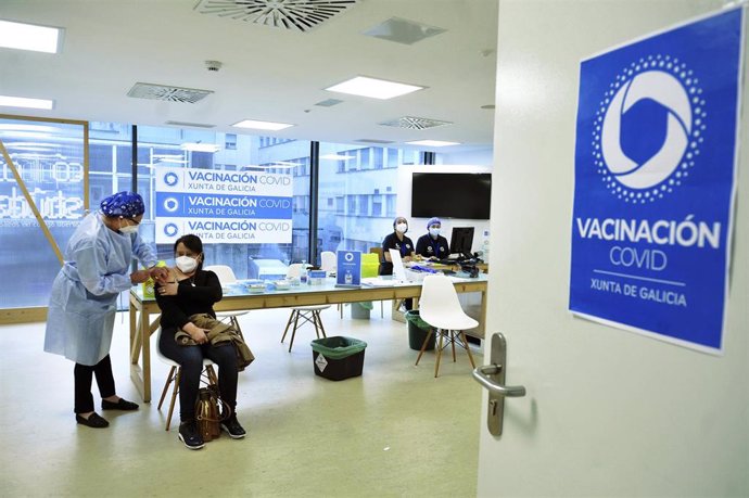 Una mujer recibe una dosis de la vacuna de AstraZeneca en el Complejo Hospitalario Universitario de Ourense.