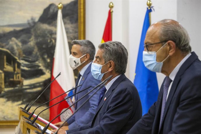 El presidente de Cantabria, Miguel Ángel Revilla; el vicepresidente, Pablo Zuloaga, y el consejero de Industria, Turismo, Innovación, Transporte y Comercio, Javier López Marcano, informan de las ayudas  a empresas y autónomos afectados por la pandemia.