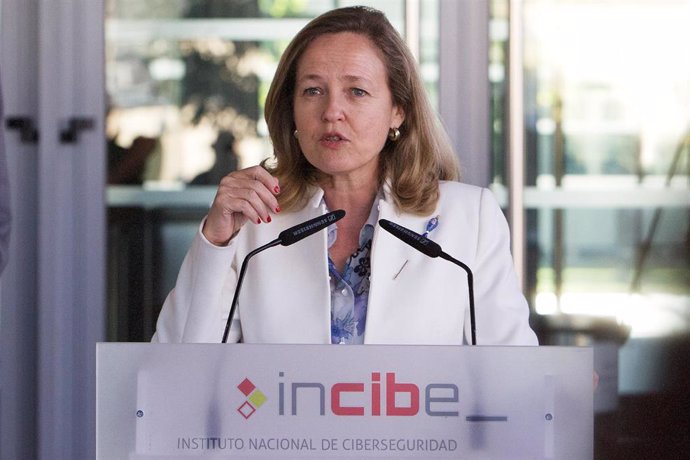 La vicepresidenta segunda del Gobierno y ministra de Asuntos Económicos y Transformación Digital, Nadia Calviño, interviene en una rueda de prensa en la sede central del Instituto Nacional de Ciberseguridad (Incibe), a 7 de junio de 2021.