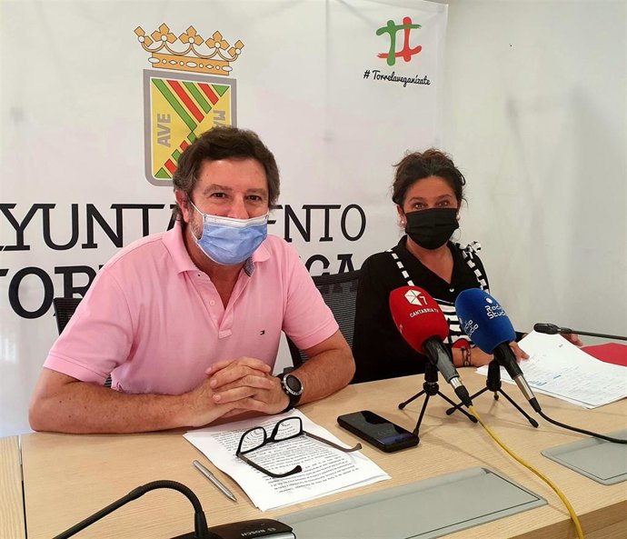 La concejala de Cultura, Esther Vélez, y el coordinador Carlos Alcorta presentan en rueda de prensa la IV Feria del Libro de Torrelavega.