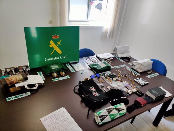 Efectos intervenidos a detenidos por la Guardia Civil de un grupo criminal vinculado con 40 robos en Galicia.