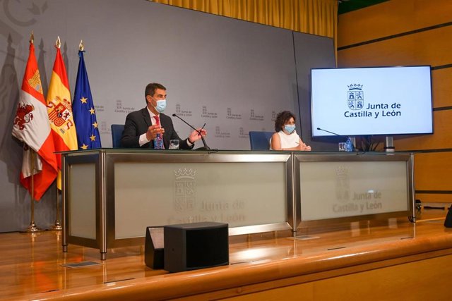 El consejero de la Presidencia, Ángel Ibáñez, junto a la directora general de Función Pública, Paloma Rivero, en la presentación del anteproyecto de Ley de Función Pública.