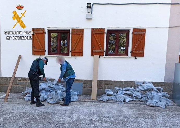 La marihuana ha sido localizada en unos cajones de alumnio que transportaba el vehículo