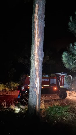 Un rayo provoca un incendio en un monte de Ribeira