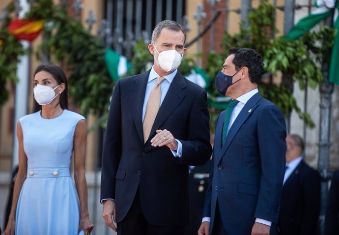 Los Reyes Felipe y Letizia, junto a el presidente de la Junta de Andalucía, Juanma Moreno (1d), en la explanada del Palacio de San Telmo antes del acto de la  entrega de la Medalla de Honor de Andalucía al Rey Felipe VI a 14 de junio del 2021, en Sevill