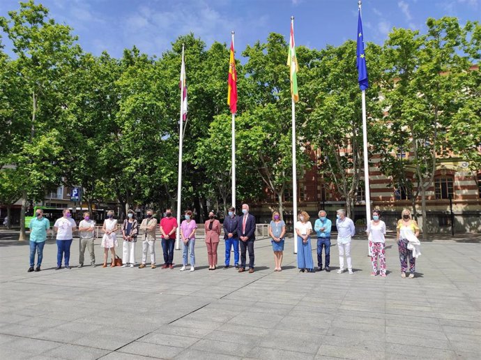 Concentración en el Ayuntamiento de Logroño contra la violencia de género