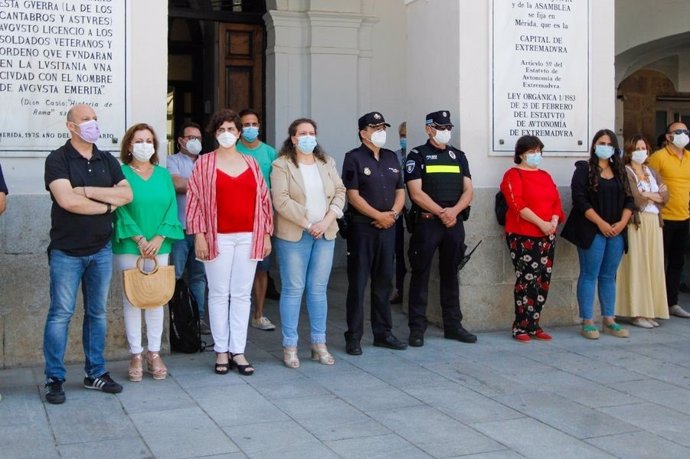 Miembros de la corporación municipal de Mérida y otros ciudadanos en un minuto de silencio contra la violencia machista