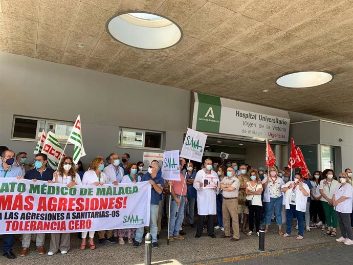 Profesionales sanitarios se concentran por la última agresión a un médico en el Hospital Clínico de Málaga por parte de un paciente