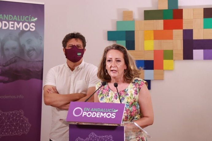 La secretaria de Feminismos de Podemos Andalucía, Araceli Orozco, en rueda de prensa.