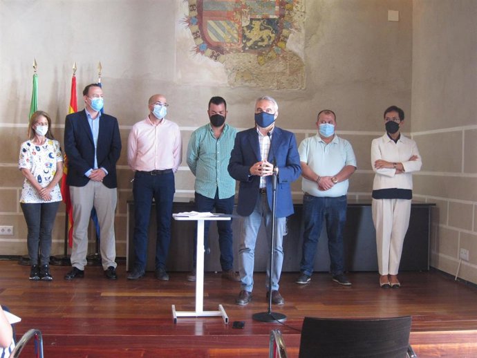 El alcalde de Badajoz, Francisco Javier Fragoso, junto a concejales del PP