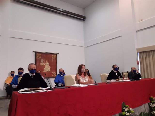 El doctor Jaume Carot asume el rectorado de la UIB en un acto en el que ha estado acompañado de su predecesor, Llorenç Huget, y de la presidenta del Govern, Francina Armengol.