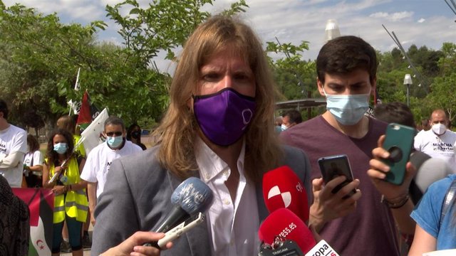 Pablo Fernández atiende a los medios de comunicación durante la concentración de apoyo al pueblo saharui.