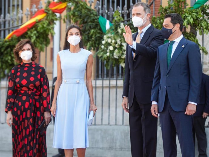 Los Reyes Felipe y Letizia, junto a la vicepresidenta del Gobierno, Carmen Calvo y el presidente de la Junta de Andalucía, Juanma Moreno, antes del acto de la  entrega de la Medalla de Honor de Andalucía al Rey Felipe VI