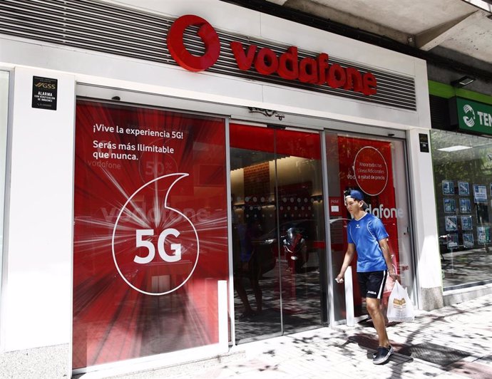 Archivo - Imagen de una tienda de la compañía telefónica Vodafone en Madrid en una imagen de archivo.
