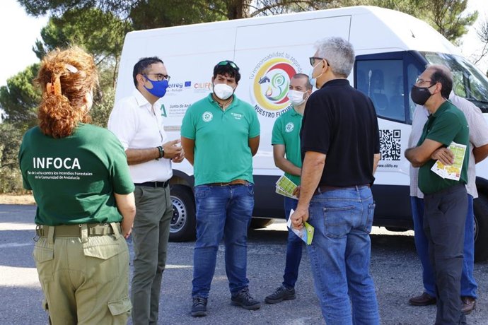 El delegado territorial de Desarrollo Sostenible de Córdoba, Giuseppe Aloisio (izda.), inaugura en el Centro Operativo Provincial del Infoca de Los Villares la campaña itinerante.