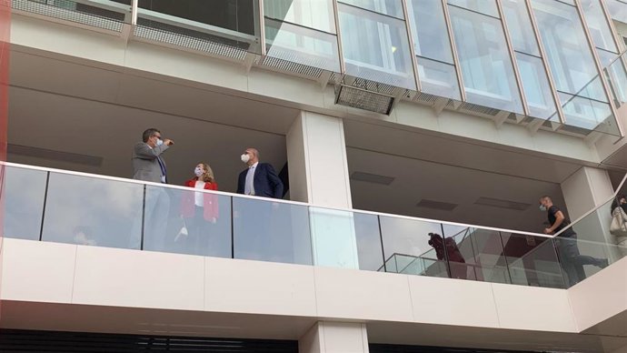 La vicepresidente segunda y ministra de Economía, Nadia Calviño, junto al delegado del Gobierno en Canarias, Anselmo Pestana, antes de participar en un foro