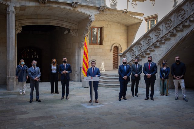 El presidente de la Generalitat, Pere Aragonès (c), preside la presentación del acuerdo con agentes sociales para el plan de ayudas a empresas, autónomos y trabajadores en ERTE por el Covid-19, a 14 de junio de 2021, en Barcelona, Catalunya, (España).