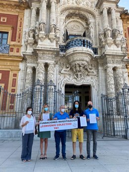 Foto de entrega de una carta al presidente de la Junta.